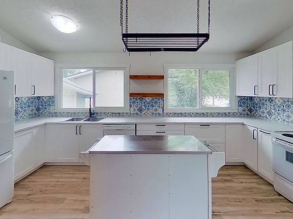 3rd image of 127 SE Sunwapta Dr