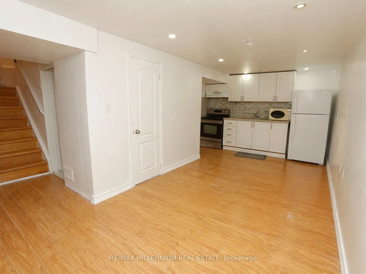 Building Photo - 6482 Chaumont Cres #LOWER