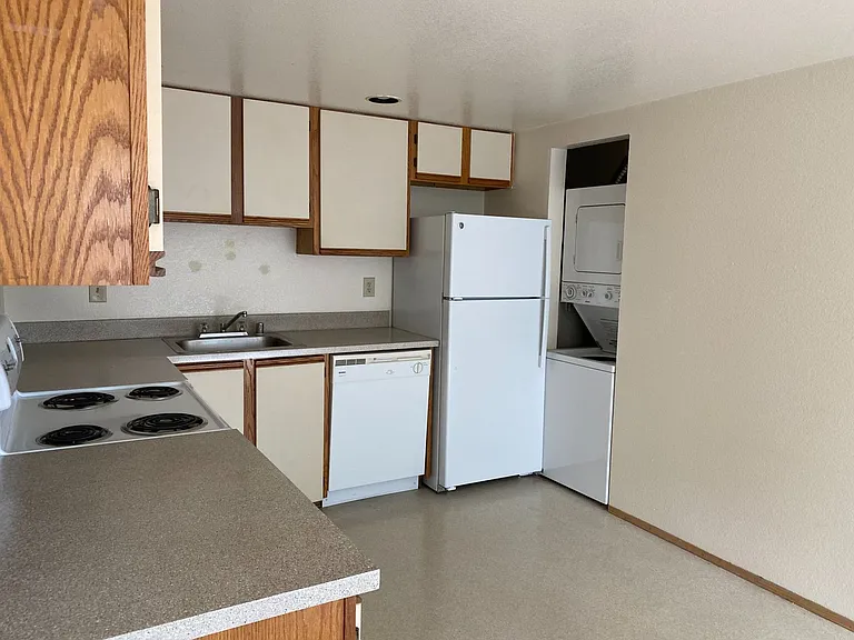 University Court Apartments — Photo 44