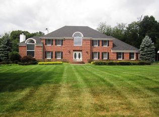 16 Lauren Ct, Manalapan, NJ