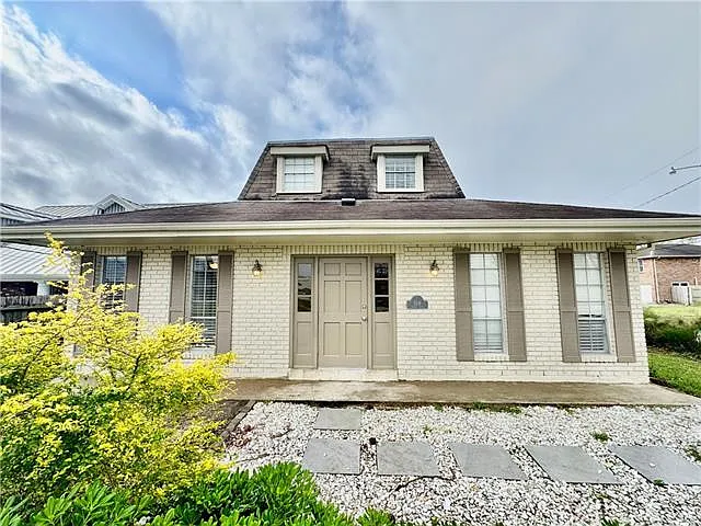 5116 Avron Blvd — Photo 1