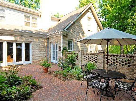 Private and Cozy Courtyard
