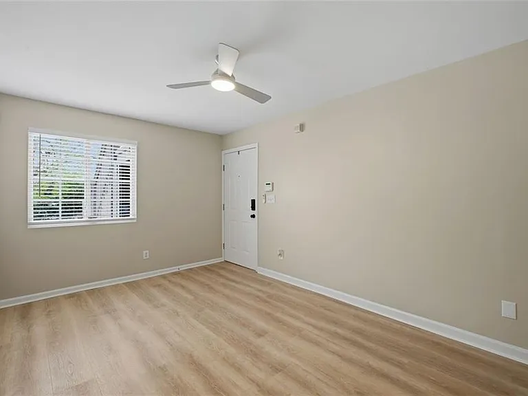 210 Sampson St NE #5 — Photo 9
