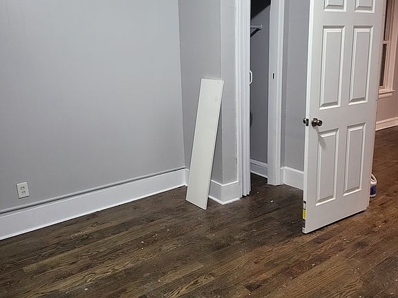3rd image of 417 Leslie St