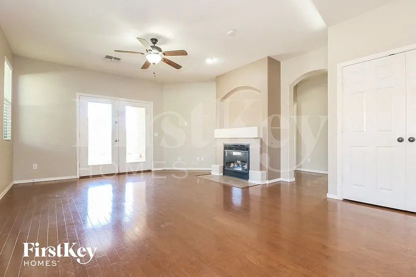 4 bed, 3.0 bath, 1818 sqft, $2,120 — Photo 3