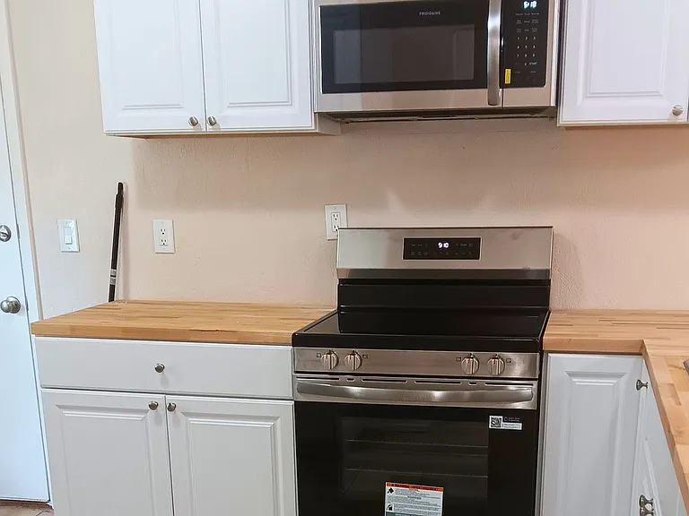 1032 W Samms Ave — Photo 2