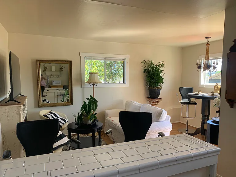2528 De La Vina St — Photo 4