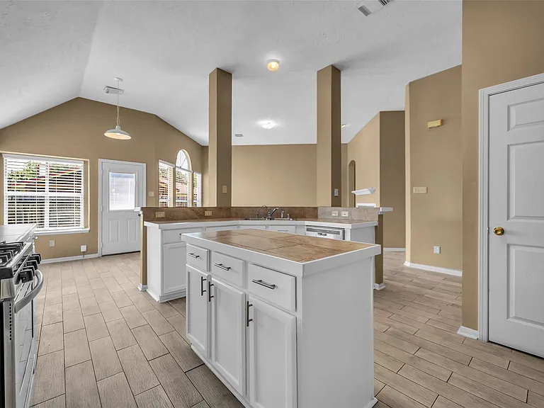 1046 Willersley Ln — Photo 3