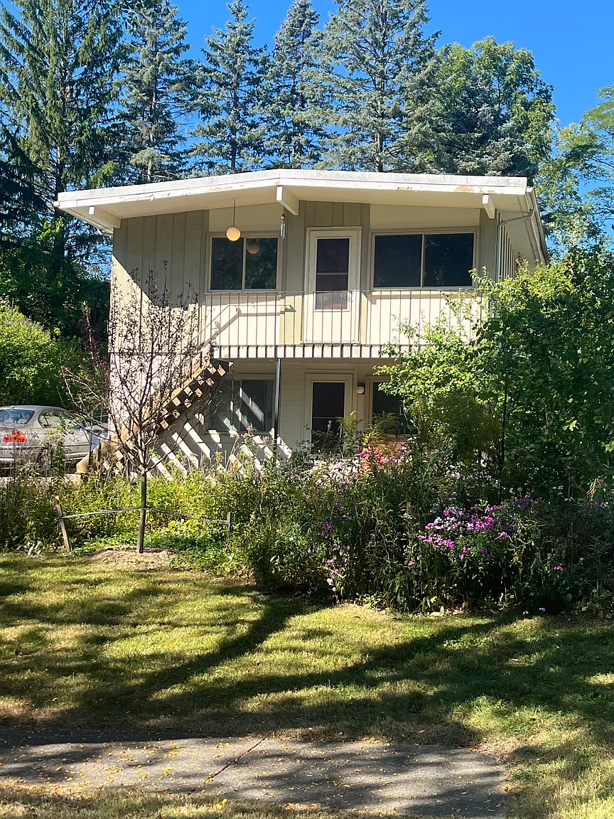 1019 Fountain St photo 1