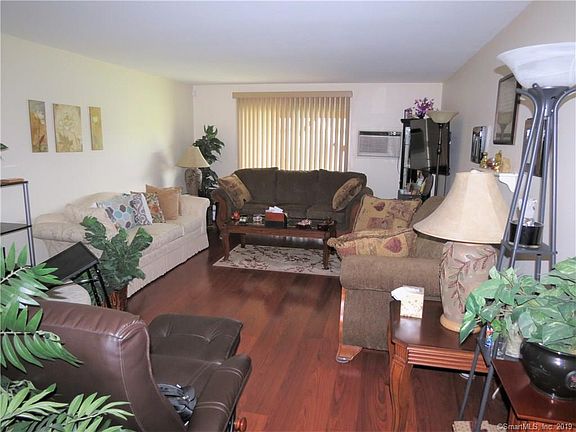 3rd image of 39 Carillon Dr APT B