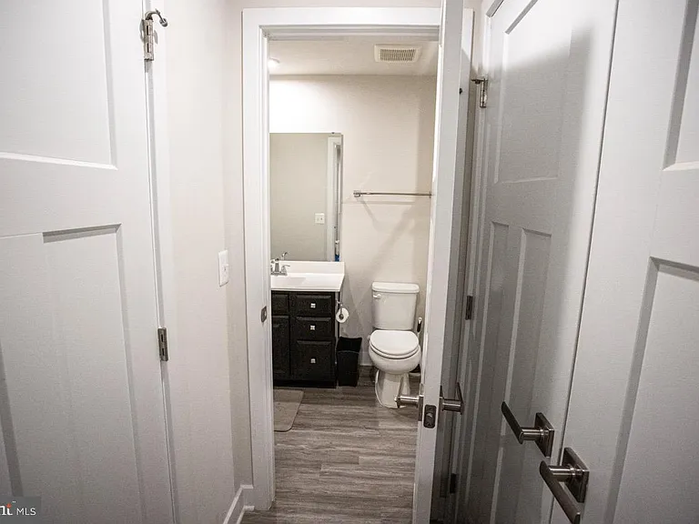 7821 Cove Point Dr — Photo 43