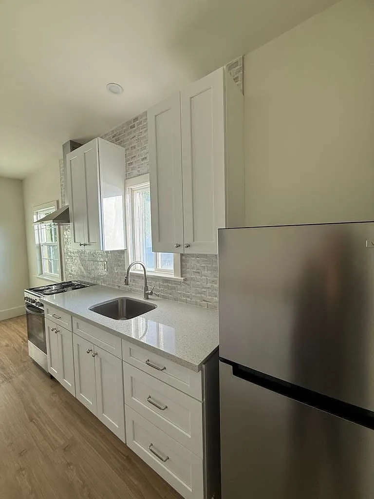 Studio, 420 sqft, $2,100 — Photo 3
