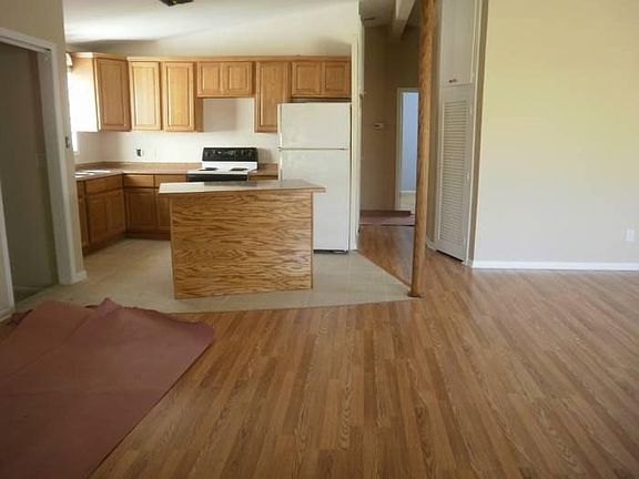 2nd image of 15201 Leslie Ave