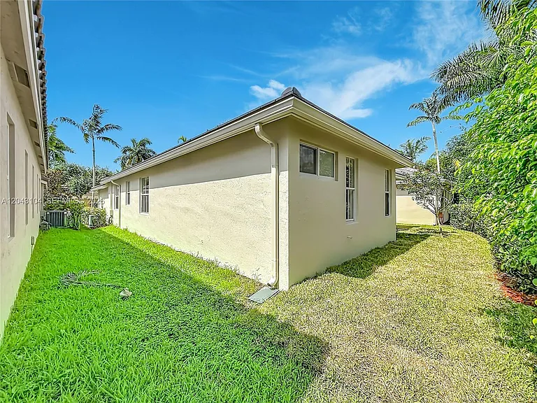1556 Winterberry Ln — Photo 26