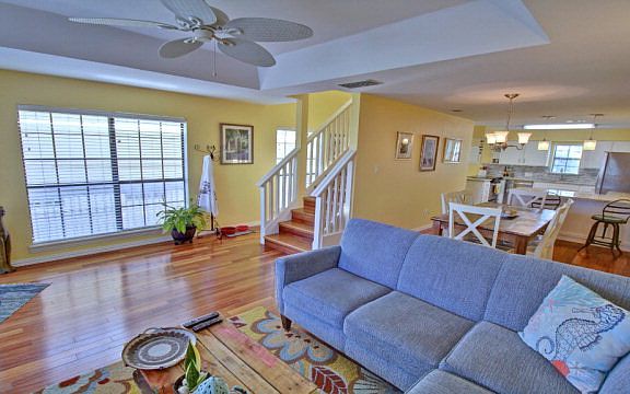 4th image of 210 W Oleander St #B