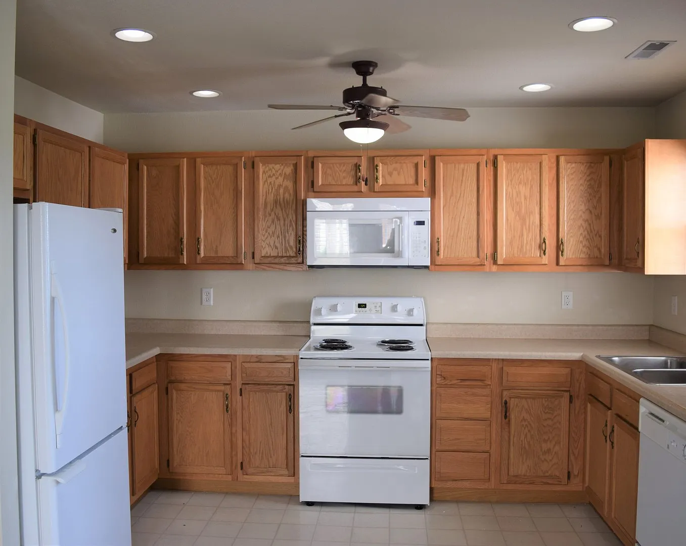 16860 B Huntington Ln — Photo 3