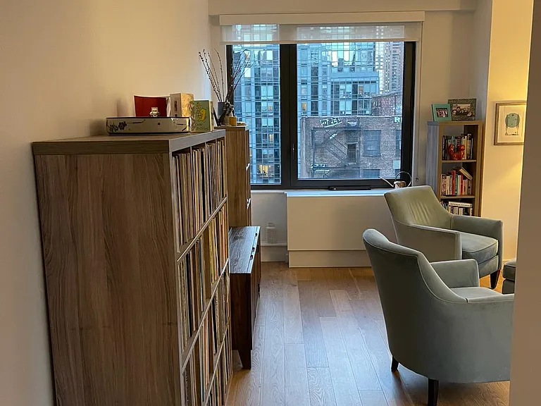 445 W 35th St #6N — Photo 9