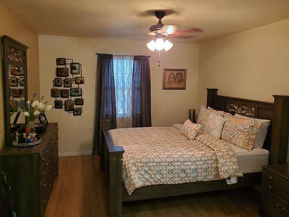 4th image of 4815 Woodland Park Blvd