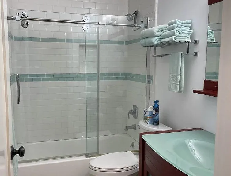 Bathroom 1 features a tub /shower