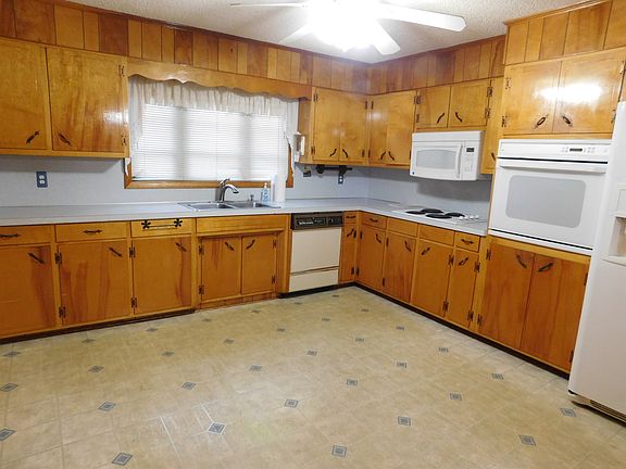 Roomy kitchen with appliances