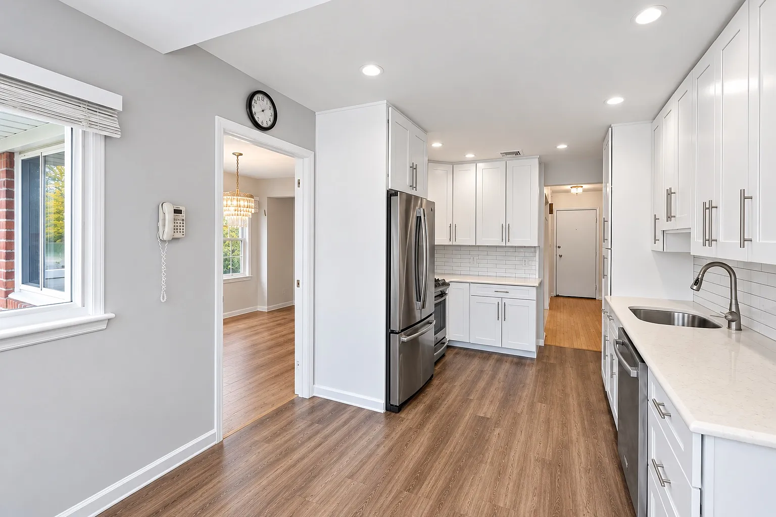 Hollywood Dr, Plainview — Photo 2