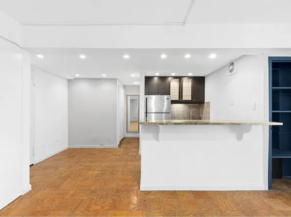 40 Sutton Place 8D image 3 of 11