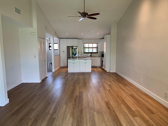 4th image of 606 Congressional Way