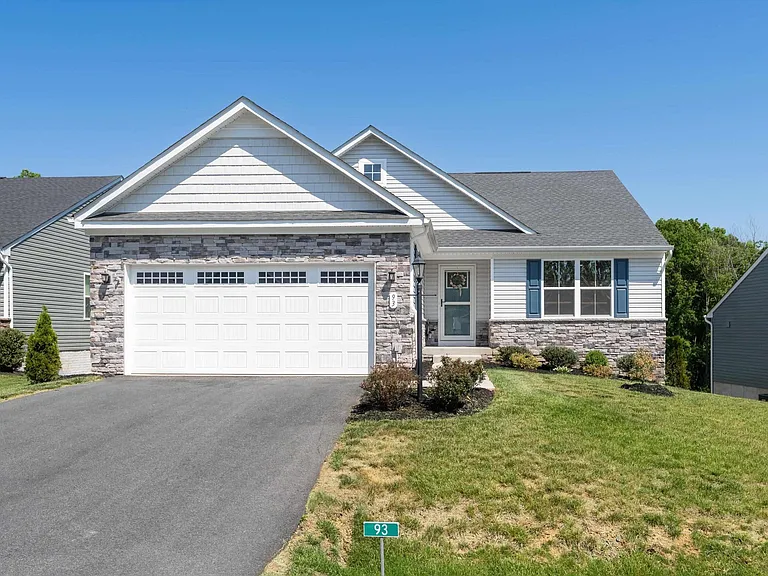 93 Archer Dr — Photo 1