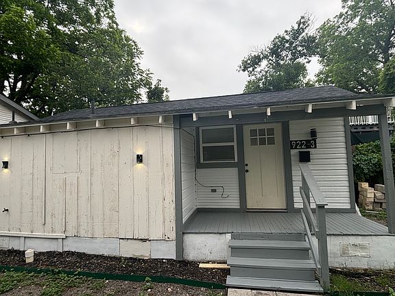 2nd image of 922 E Crockett St #3