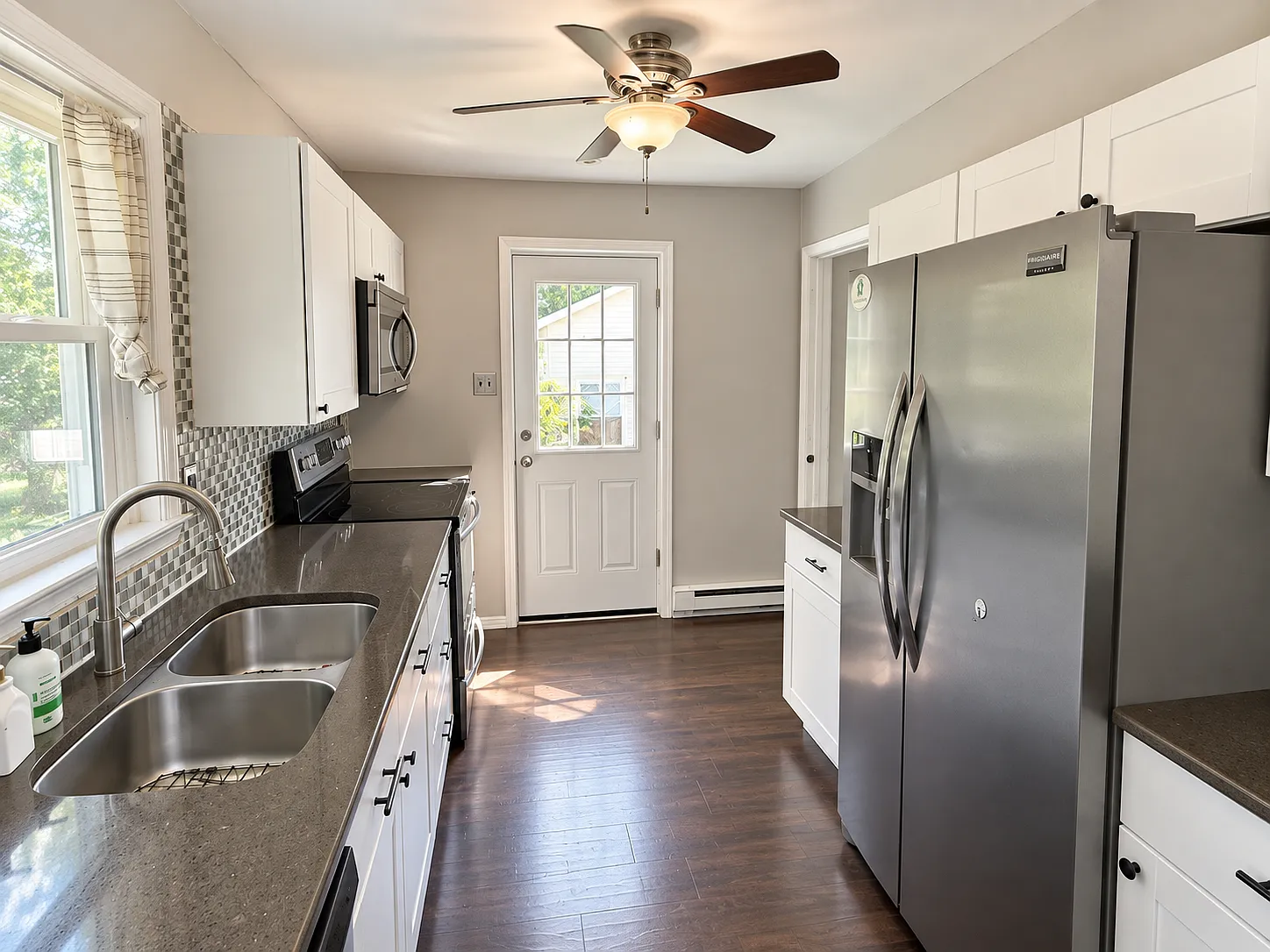 3 bed, 1150 sqft, $2,400 — Photo 4
