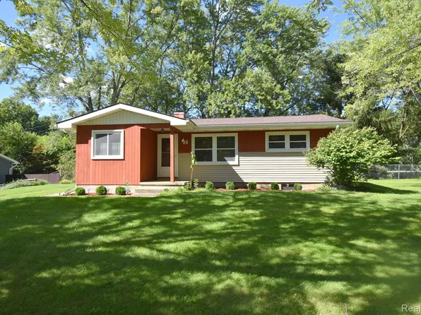 8520 2nd St, Pinckney, MI 48169