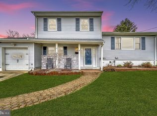 16 Carl Sandburg Dr, Hamilton, NJ 08690