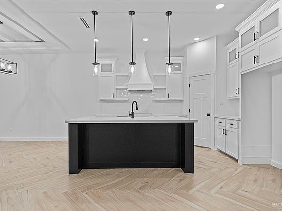 3rd image of 2728 E Conroe Rd