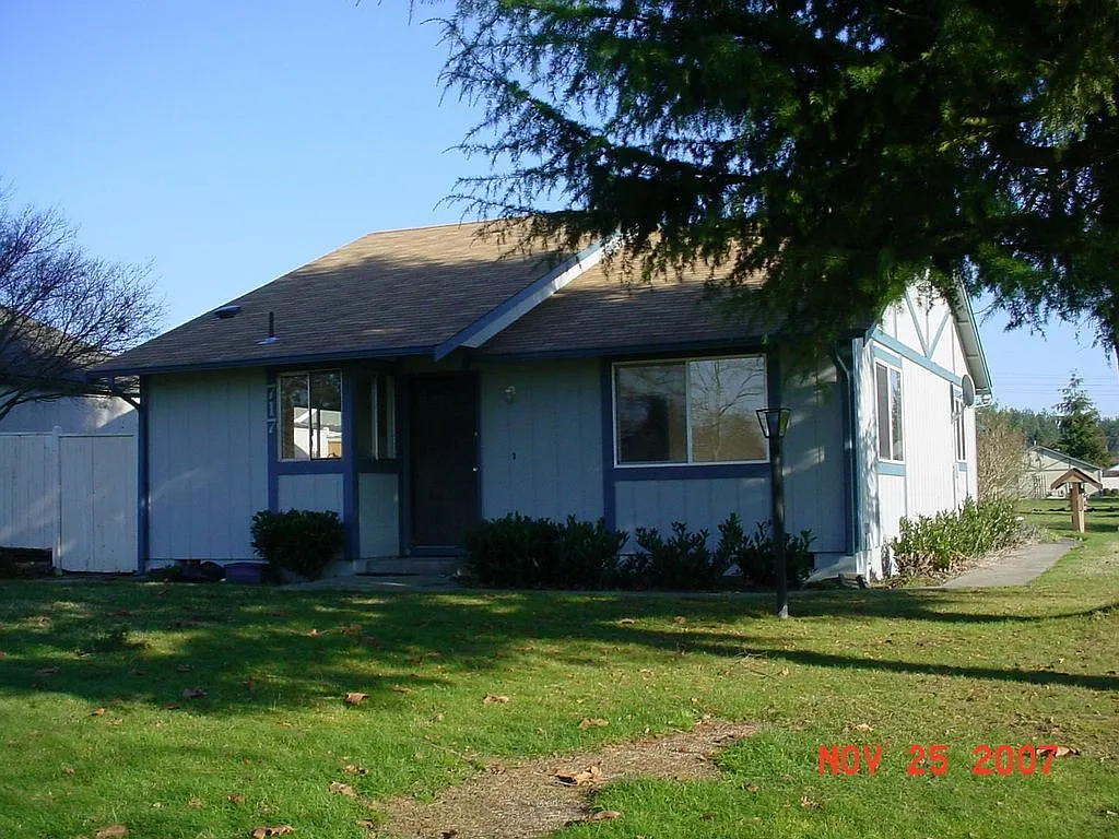 717 Lucerne Ln SE photo 1