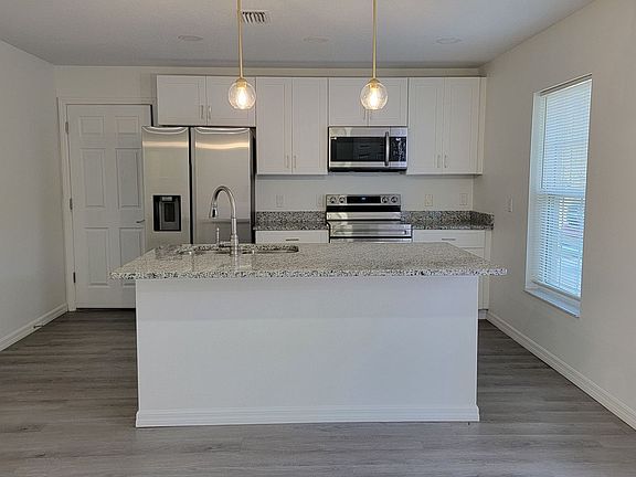 3rd image of 579 W Bancroft Dr