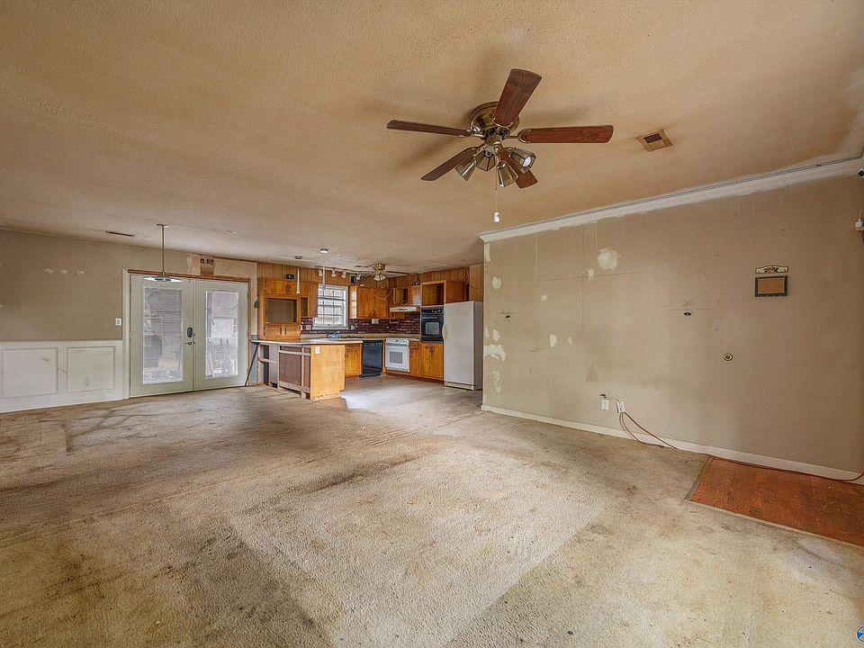 4th image of 710 Westwood Cir SW