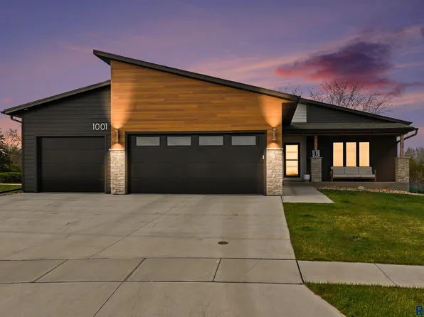 1001 S Moonlight Cir, Brandon, SD 57005