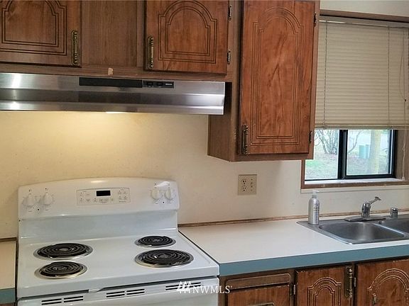 Skylight keeps this room bright