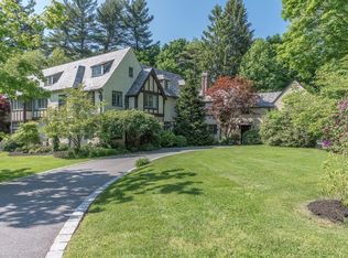 1 Fawn Cir, Bedford, MA 01730