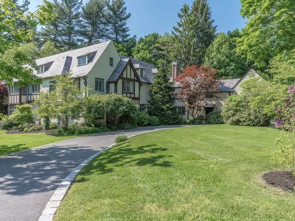 1 Fawn Cir, Bedford, MA 01730