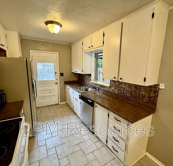 2137 Barclay Rd — Photo 11