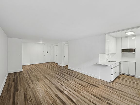 4th image of 330 W 58th St APT 10E