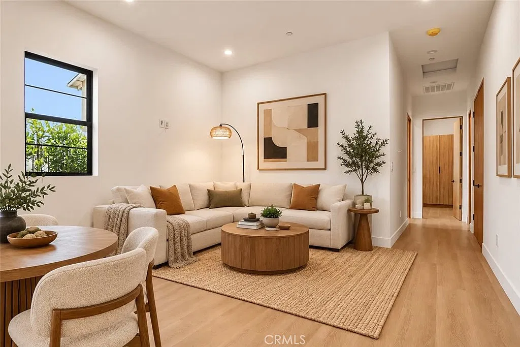 2 bed, 1000 sqft, $3,299 — Photo 1