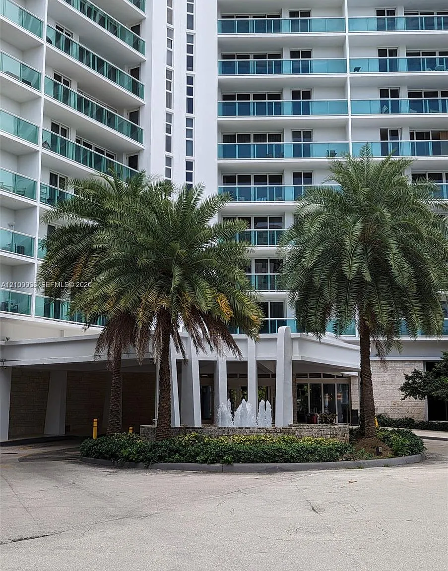 Arlen House East Condo — Photo 4