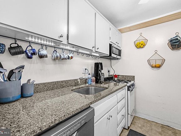 3rd image of 730 24th St NW #600