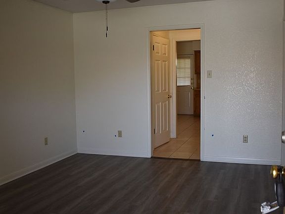 3rd image of 907 Crymes Ln