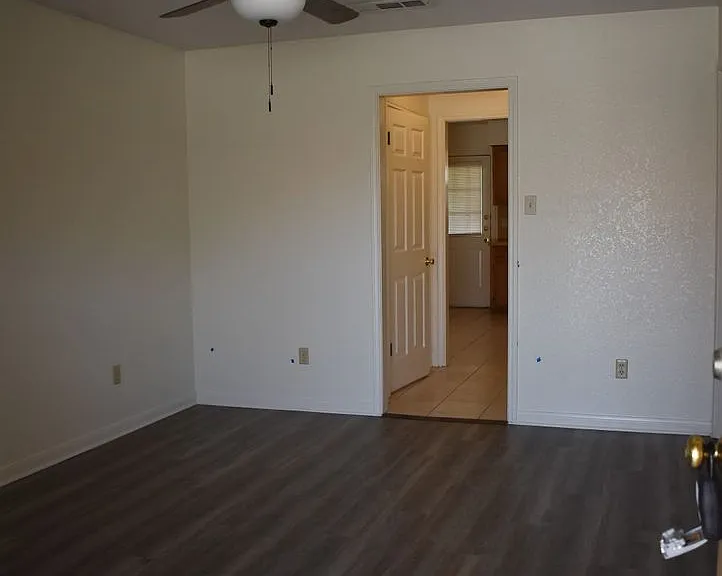 907 Crymes Ln — Photo 3