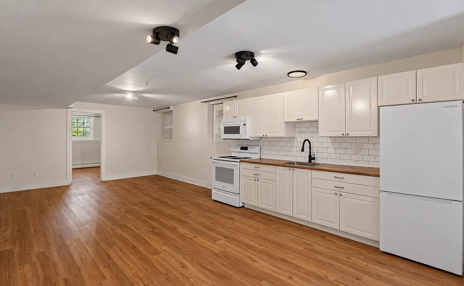 2 bed, 1300 sqft, $2,500 — Photo 4