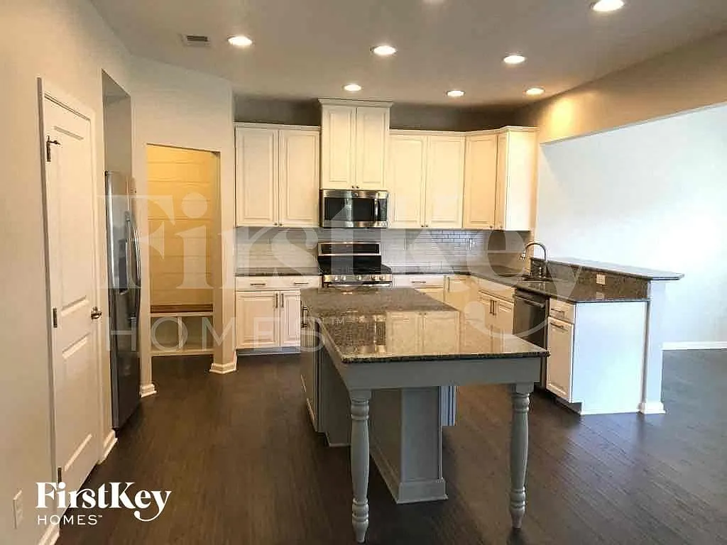 4 bed, 2.5 bath, 2490 sqft, $2,690 — Photo 2