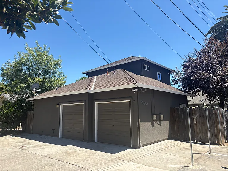 4725 9th Ave — Photo 1